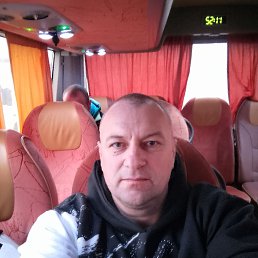 Aleksei, 44, 