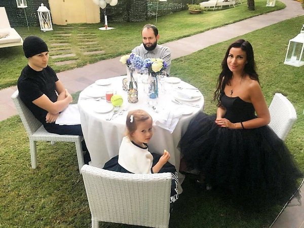 Ирина Болгар опубликовала ещё одно старое фото с Павлом и его братом. Кроме того, она снова выразила ...