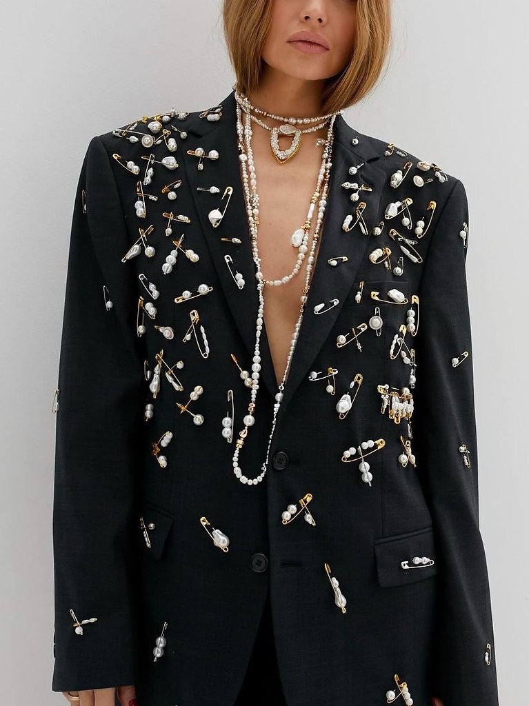 Булавки в декоре — символ дерзости и свободы самовыражения. Из простого предмета для шитья они ... - 2