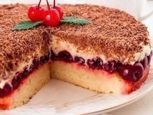 Вишневый пирог «Наслаждение».Ингредиенты:Тесто:- 3 яйца- 150 г сахара- 150 г мукиКрем:- 250 г сливок ...