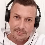 Den, 42 ,  