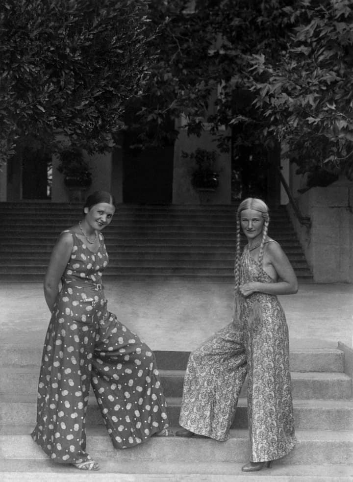 Подпись к снимку: «Справа – бабушка Наталия Дмитриевна Тютёва (7 ноября 1912 – 16 июня 2002)». 15 ...