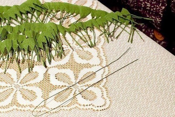 Еловая веточка с шишками из гофрированной бумаги - 3