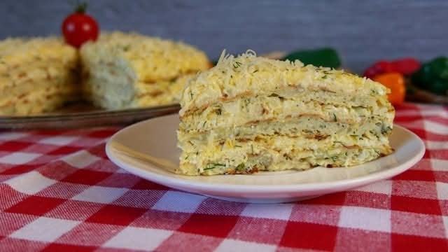 Закусочный белковый торт.Ингредиенты:•Белки — 10 шт.•Желтки — 2 шт.•Куриная грудка — 1 шт.•Творог 5% ...