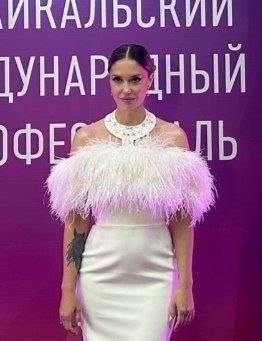 Агата Муцениеце, похоже, всё-таки беременна! 36-летняя актриса сегодня вела открытие XII ...
