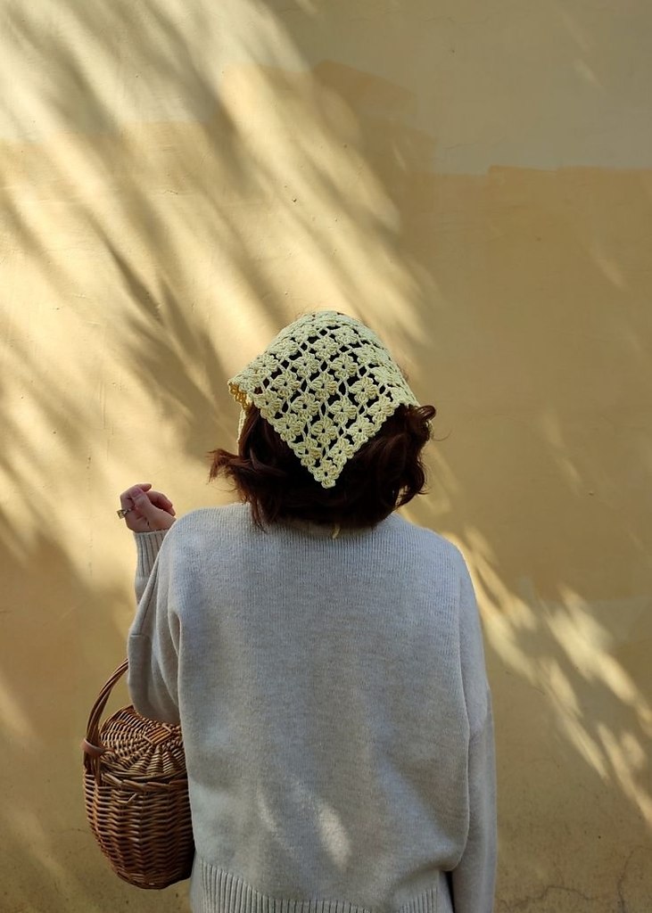 Нежные вязаные косыночки — это маленький штрих, который способен превратить образ в утончённый и ... - 3