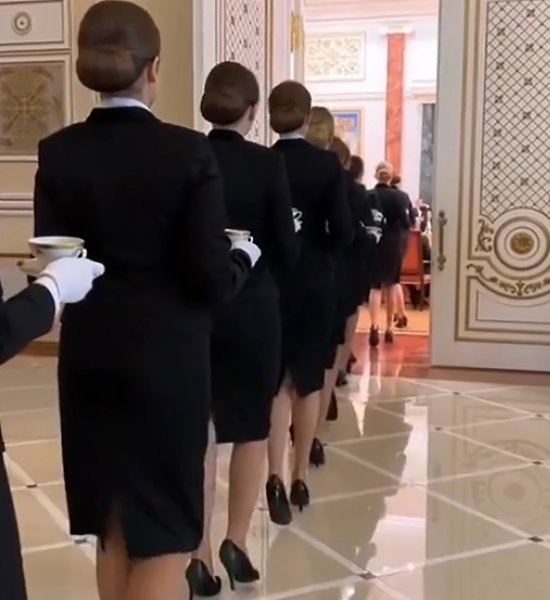 В интернете появилось видео, на котором видно, как президент Беларуси Александр Лукашенко угощает ...