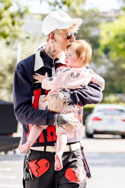 ��������� ����������� Machine Gun Kelly ������ � ������� �� ����� ����. �������� �� ������������� ...