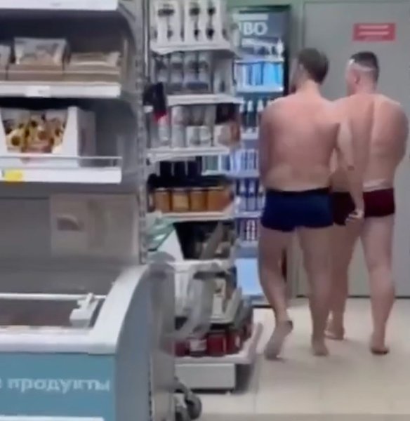 В «Пятёрочку» на улице Ворошилова пришли двое посетителей в нижнем белье и тапочках. Они решили ... - 2