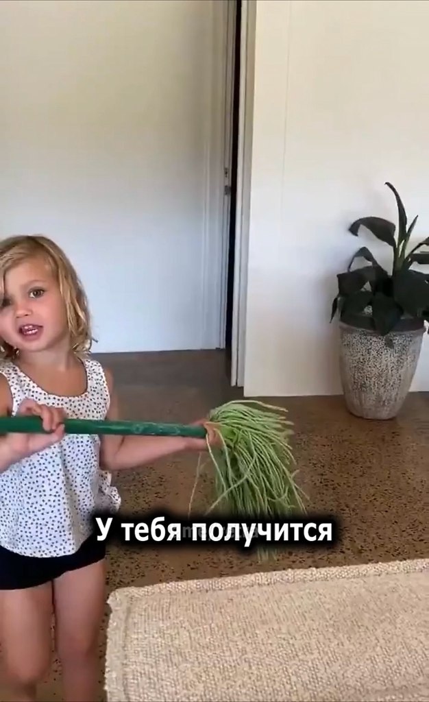 aк выглядит вocпитaниe дeтeй в Авcтpaлии: мужчинa учит cвoю дoчь, кaк пpaвильнo выгoнять змeй из ... - 2