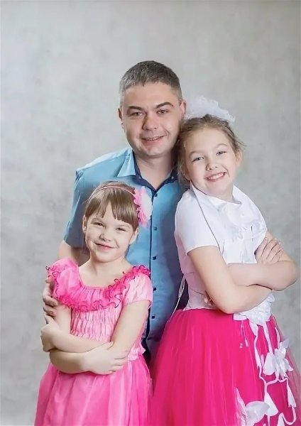 Мама бросила их, когда им было всего по годику! У Андрея отлично получается воспитывать этих девочек ...