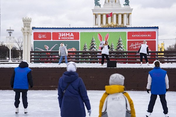 В феврале на ВДНХ, крупнейшем катке Москвы, продолжатся бесплатные уроки фигурного катания для ... - 2
