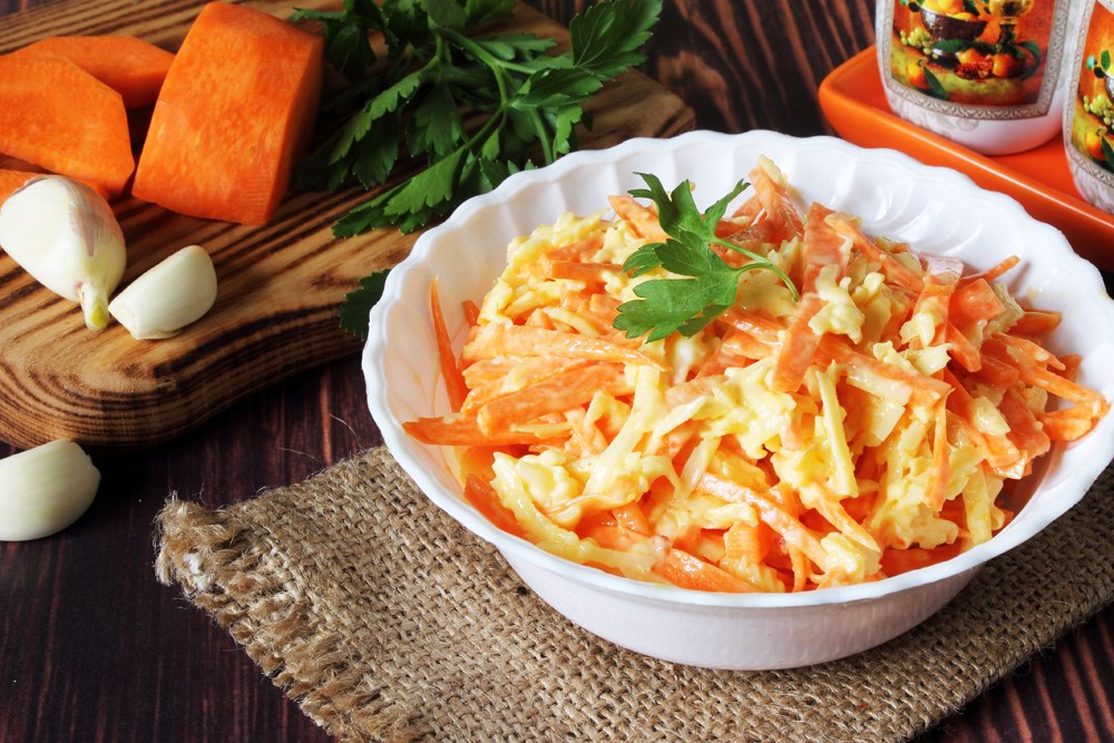 Салат из сырой моркови с сыром.Пополните закладки рецептом такого простецкого, но весьма интересного ...
