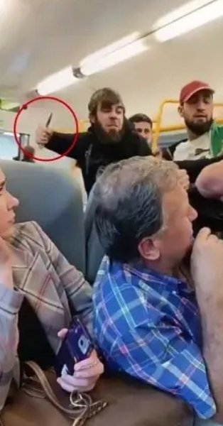 Агрессивные кавказцы напали на контролеров и пассажиров подмосковной электрички с ножом: Теперь ...