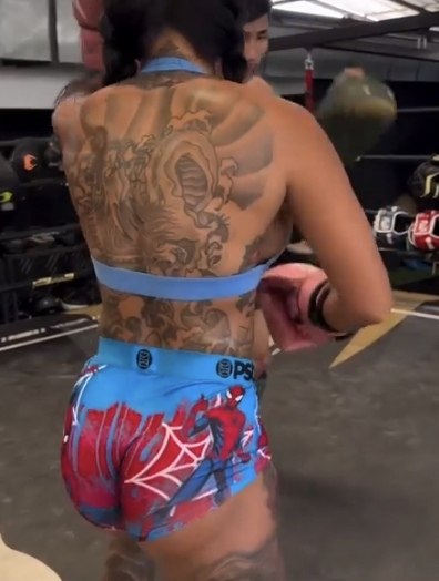 Боевая дамочка!