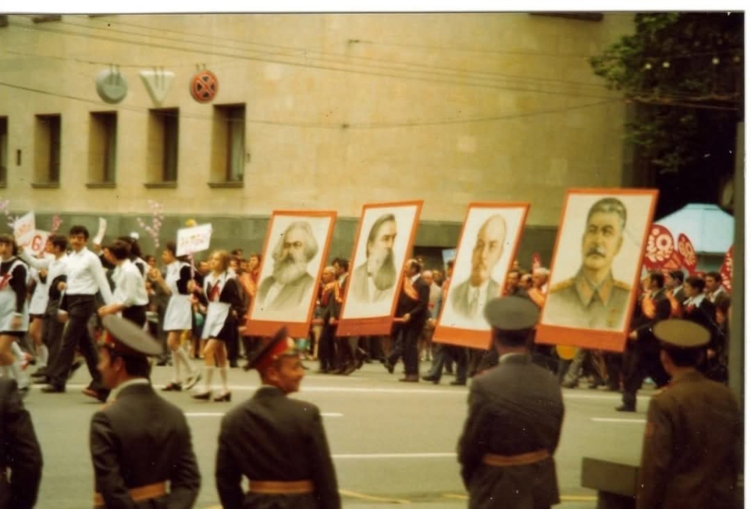 1  1977 . ,  .