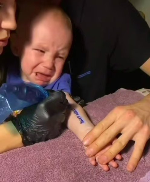 Родители наносят татуировку своему годовому ребёнку ради шанса попасть в розыгрыш квартиры от ... - 2