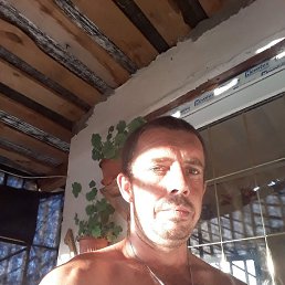 Aleksandr, 39, 