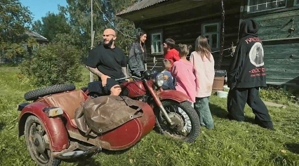 «Мы спустились с небес на землю» Джиган и Оксана Самойлова с детьми переехали в деревню под ... - 8