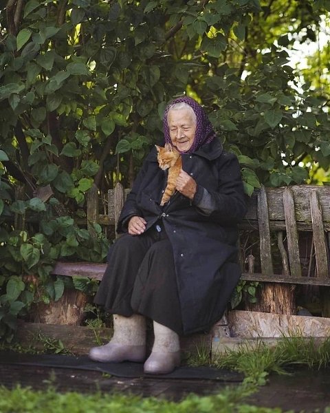 Таисия Ивановна и Рыжик. В прохладные дни Рыжик сам забирается хозяйке под пальто - 4
