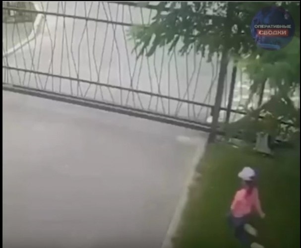 В Волгограде маленькая девочка застряла в створках автоматических ворот в момент их внезапного ... - 2