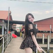 Elena Selwyn, 32 , 
