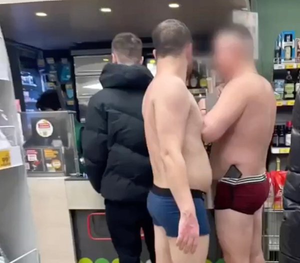 В «Пятёрочку» на улице Ворошилова пришли двое посетителей в нижнем белье и тапочках. Они решили ...