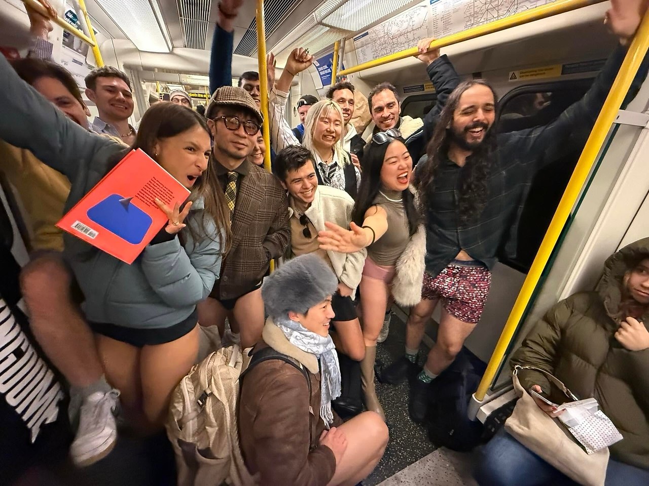 ������ ����� ���� � ����� ��������. � ������� ������ No Trousers Tube Ride � ����, ����� � ����� ...
