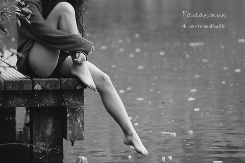 Он сам никогда не дарил мне цветы. Он не был моим и остался случайным. А мне до него — над землей ...