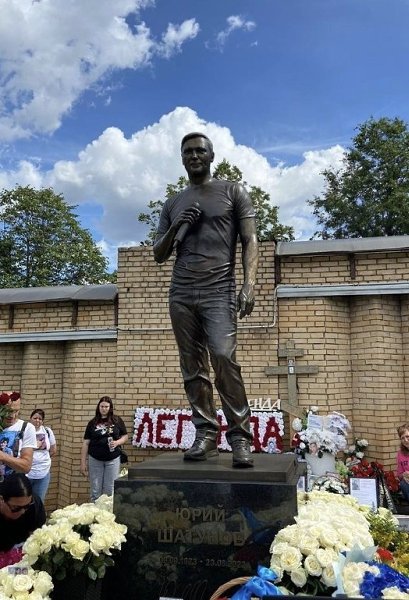 Вчера состоялась вторая годовщина со дня смерти Юрия Шатунова. На Троекуровском кладбище, у ... - 3