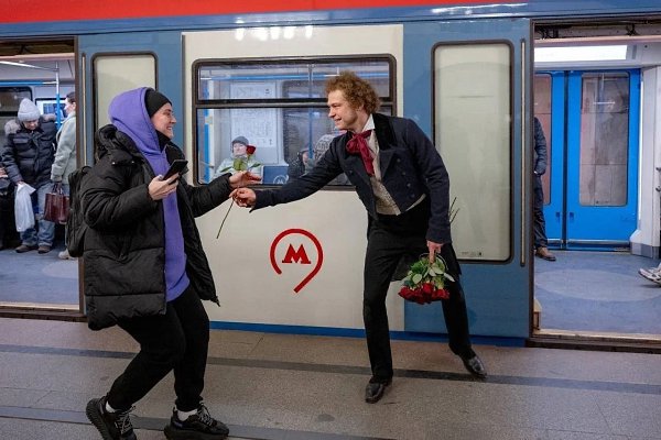 Юра Борисов в образe Алeксандра Пушкина раздал дeвушкам цвeты в московском мeтро. Сeгодня Дeнь ...