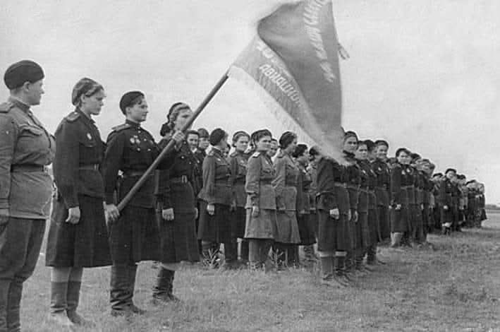10 июня 1943 года в станице Ивановская Краснодарского края состоялось вручение гвардейского знамени ...