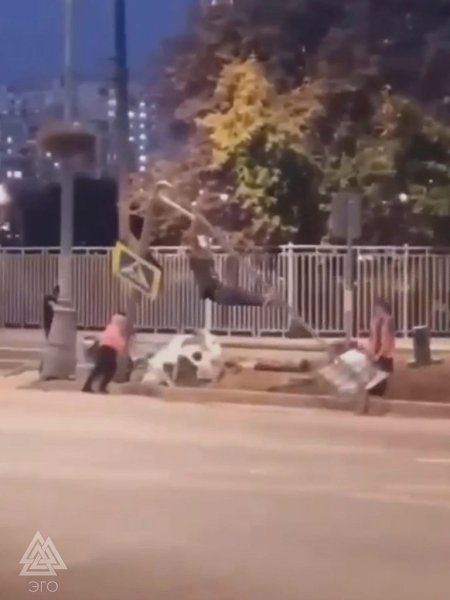 Судя по всему, это в Москве таким новым способом демонтируют дорожный знак.. - 2