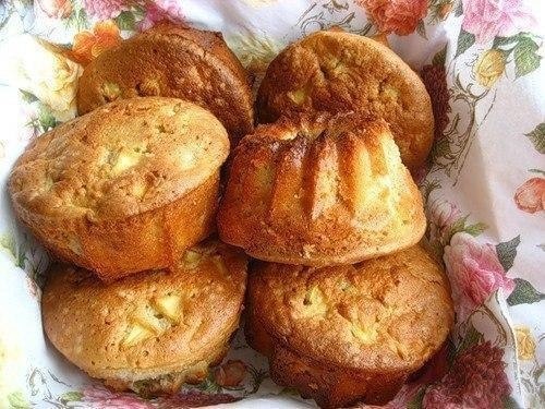 Банановый кекс с яблоками. Ингредиенты: • 2 спелых банана • 4 яйца • 150 г молотых овсяных хлопьев • ...
