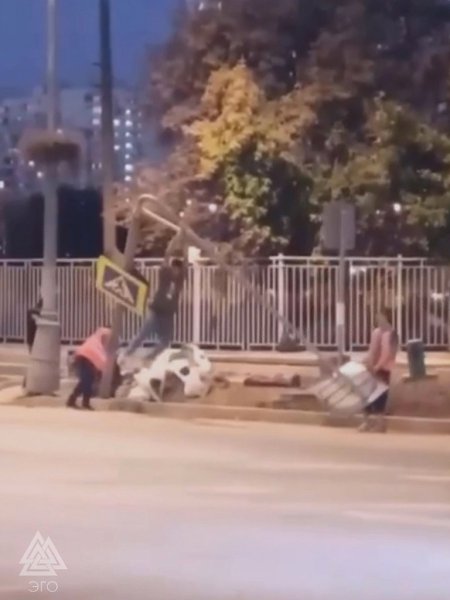 Судя по всему, это в Москве таким новым способом демонтируют дорожный знак..