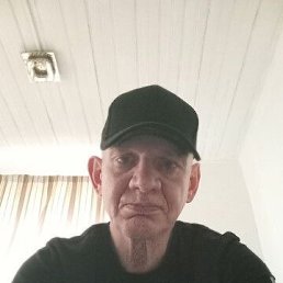 Viktoras, 57, 