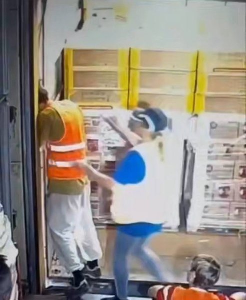 В Красноярске рабочему фурой прижало голову.На складе водитель по просьбе сотрудника стал подъезжать ...