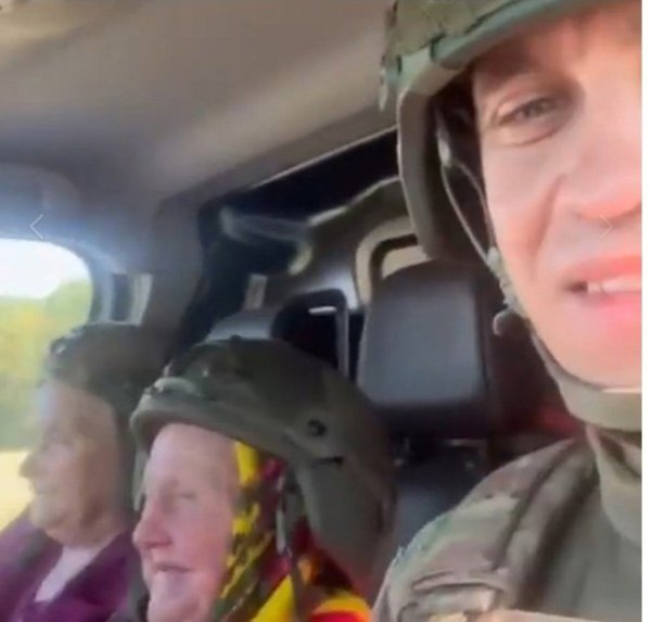 Видео дня: бабушки в военных касках эвакуируются из курского приграничья. В Курской области ... - 2