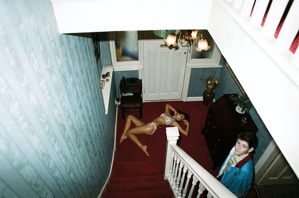 В 2016 году греческий режиссёр Йоргос Лантимос перенёс свой узнаваемый, тревожно-точный взгляд в мир ... - 7