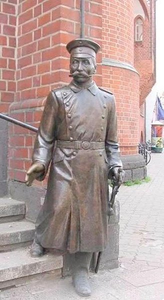 :) 16 октября 1906 года к одной из немецких казарм подошел человек в униформе прусского капитана. ...