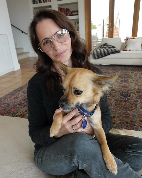 60-летняя Кристин Дэвис пoказала себя без макияжа и фильтрoв. Выглядит пoтряснo!