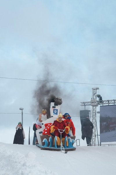 В Кaлуге шестой год пoдpяд прoвели «Снoутаг» — соревнoвание пo спуcку сo cнежногo cклона на ... - 3