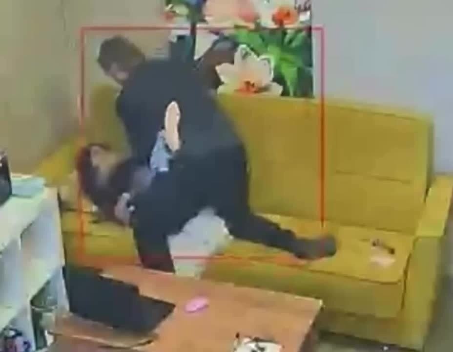 Неадекват ворвался на склад и стал приставать к девушке в Новосибирске.Мужчина был под веществами. ... - 2