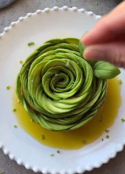 Тартар из копченого лосося - это не только вкусное, но и очень красивое блюдо. Состав: • копченый ...