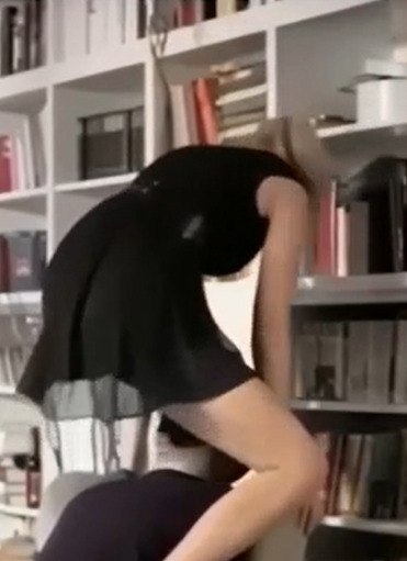 Мужик просто смотрел телевизор, но тут вмешалась девушка