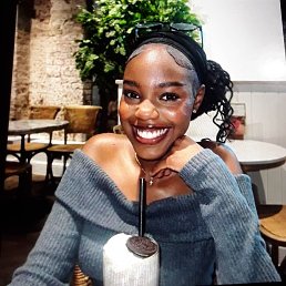 Mia, 20, 