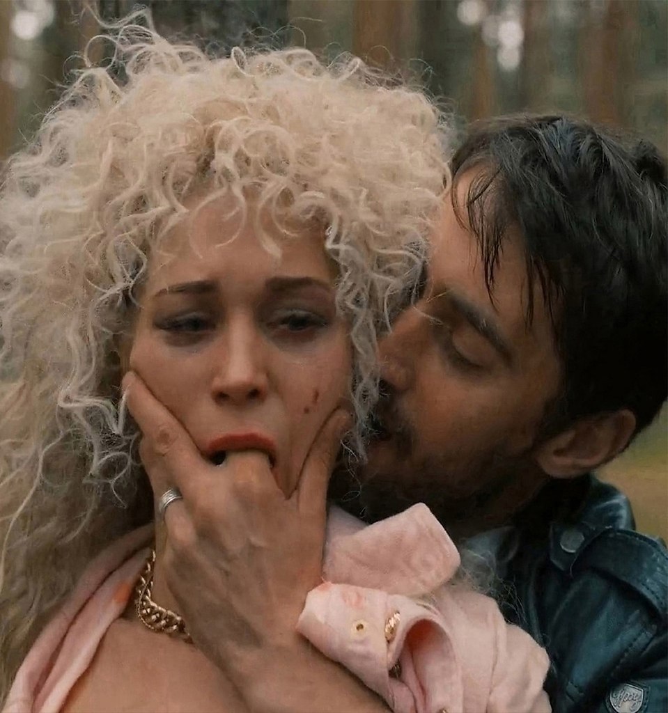 В сериале «Райцентр» Кристина Асмус снялась в достаточно откровенных эпизодах. 35-летняя актриса уже ...