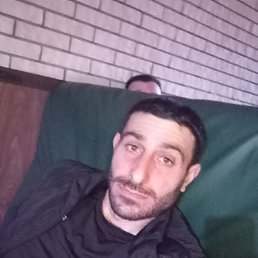 Maco Siroyan, 34, -