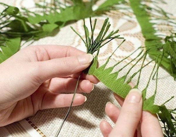 Еловая веточка с шишками из гофрированной бумаги - 4