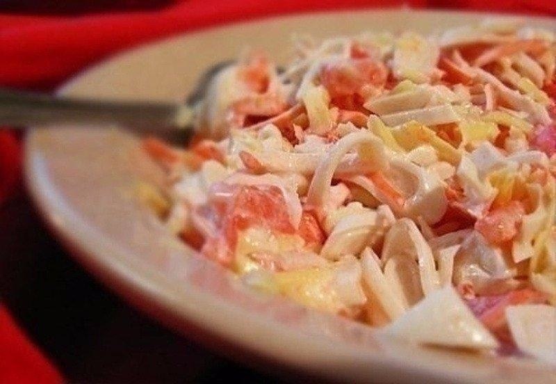 САЛАТ С КАЛЬМАРАМИ И СЫРОМ. Ингредиенты: - кальмары 250300 г - помидоры 12 шт. - сыр нежирный 100200 ...
